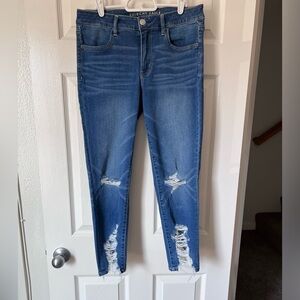 American Eagle cropped distressed legging in size 12. Great used condition.